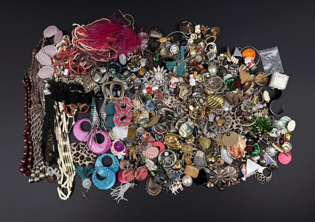 5 Pounds of Costume Jewelry and Trade Beads: Nice grouping.