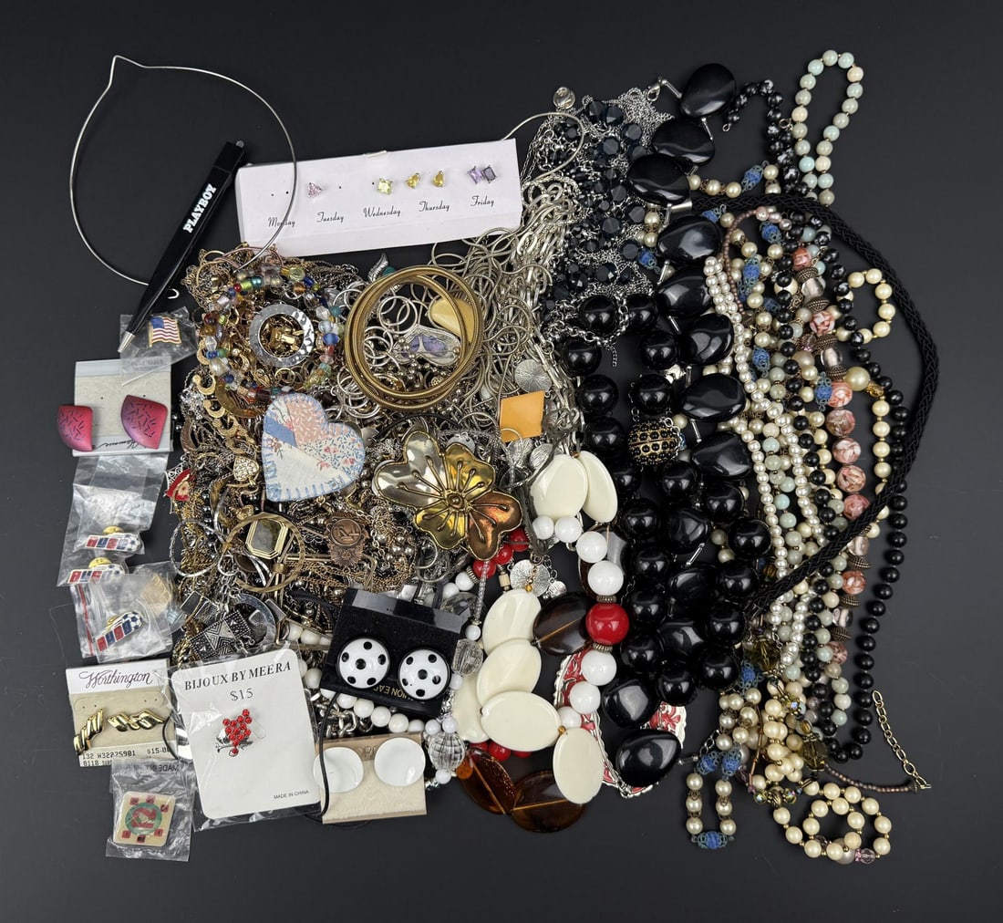 5 Pounds of Costume Jewelry: Nice grouping.
