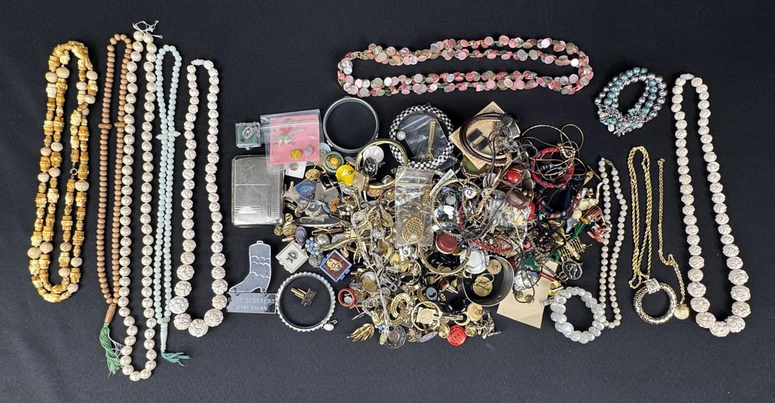 5 Pounds of Costume Jewelry: Nice grouping.
