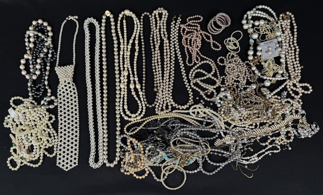 5 Pounds of Faux Pearls Costume Jewelry: Nice grouping.