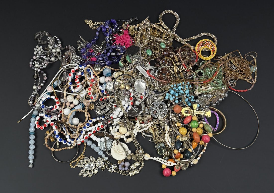 5 Pounds of Costume Jewelry: Nice grouping.
