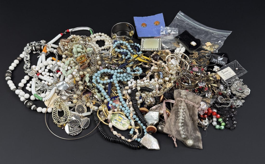 5 Pounds of Costume Jewelry: Nice grouping.