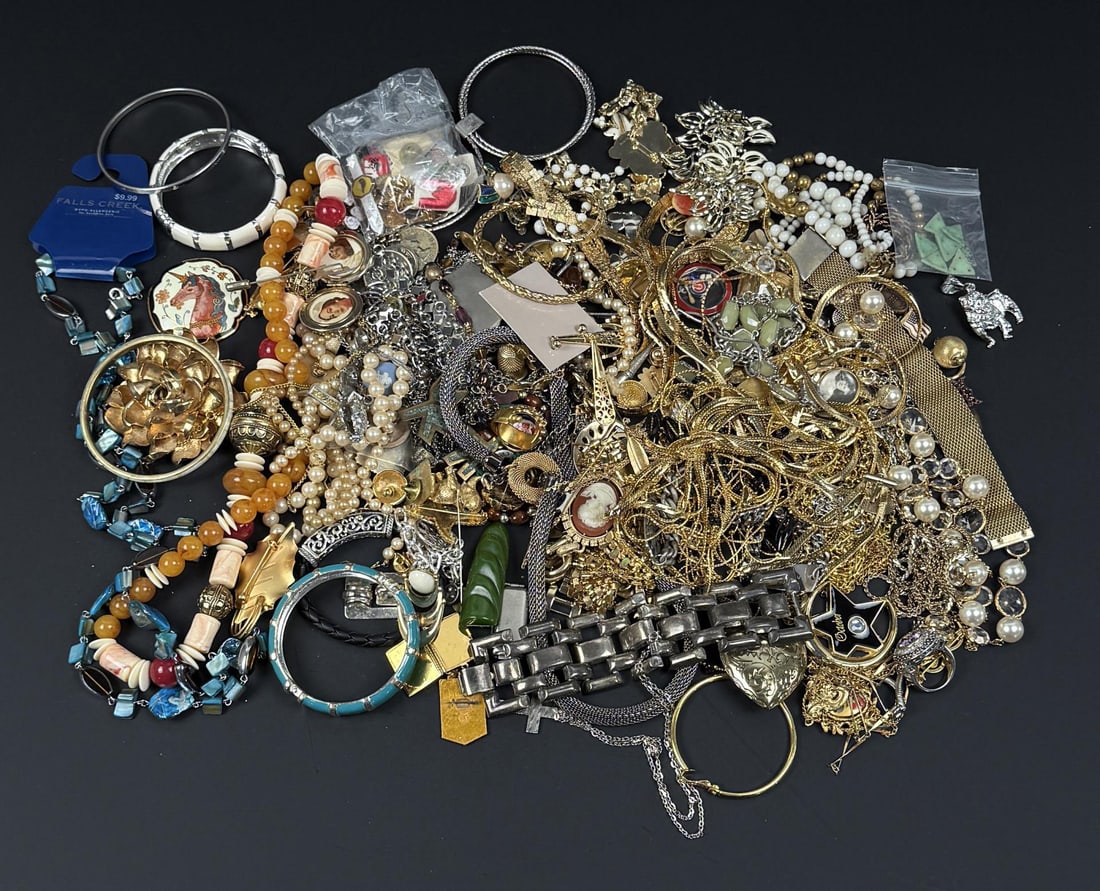 5 Pounds of Costume Jewelry: Nice grouping.