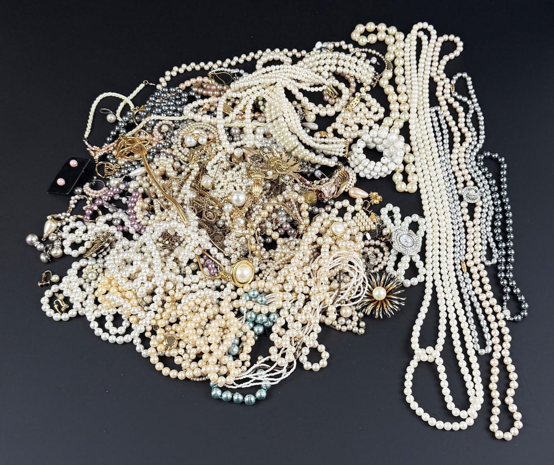 5 Pounds of Faux Pearls Costume Jewelry: Nice grouping.
