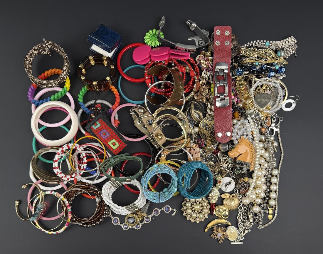 5 Pounds of Costume Jewelry: Nice grouping.