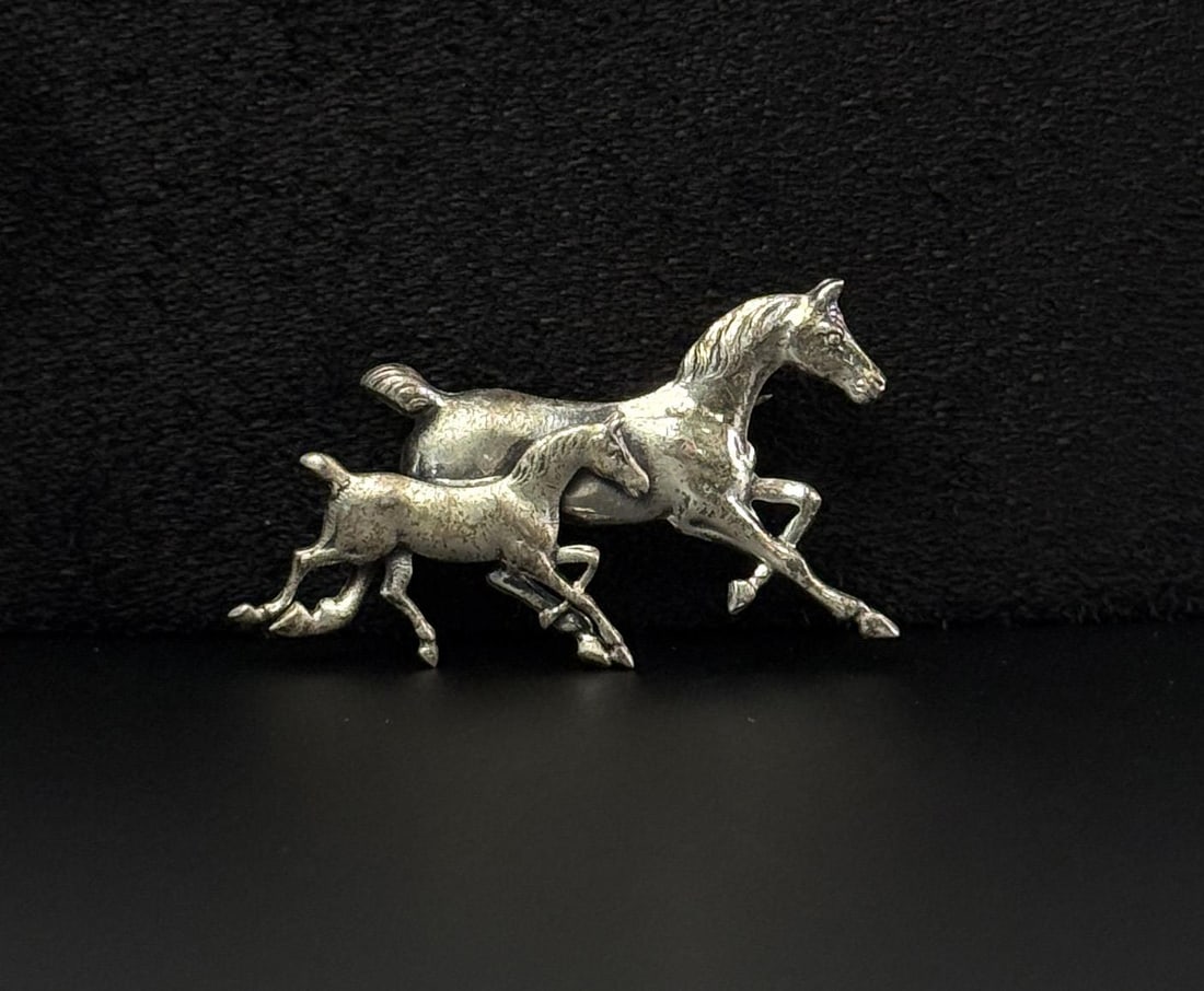 Beau Sterling Silver Running Horses Brooch: 3.40 grams, 1 3/8".