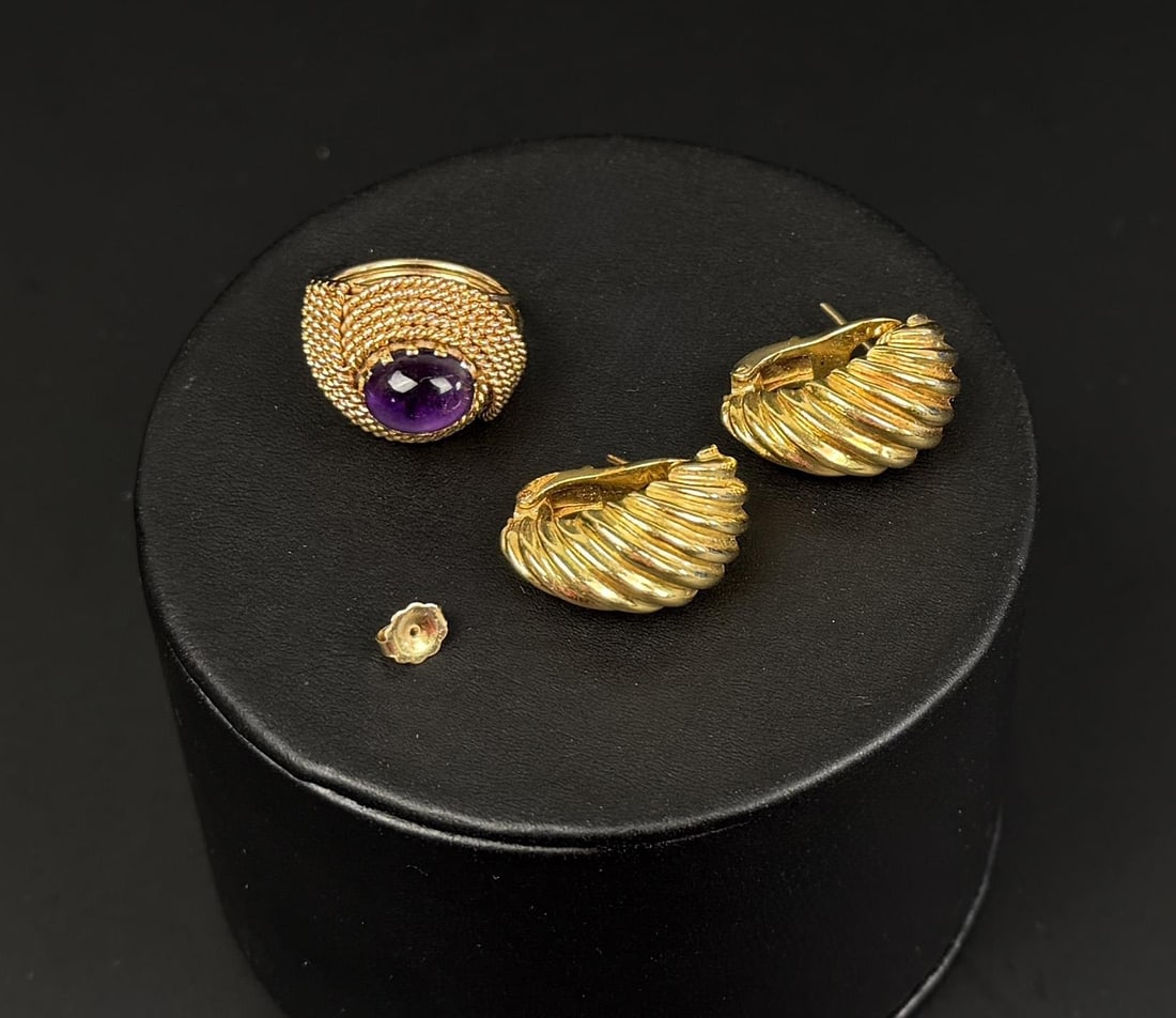Collection of 18K Gold Jewelry: 22.01 grams total weight. Lot requires payment via non credit card only.