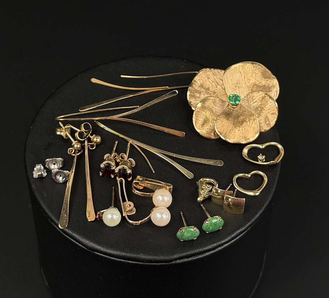 Collection of 14K Gold Jewelry: 16.84 grams. Lot requires payment via non credit card only.
