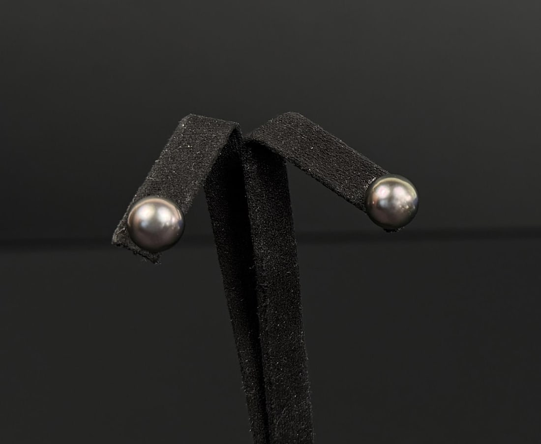 14K Gold Tahitian Pearl Earrings: 2.19 grams. Lot requires payment via non credit card only.