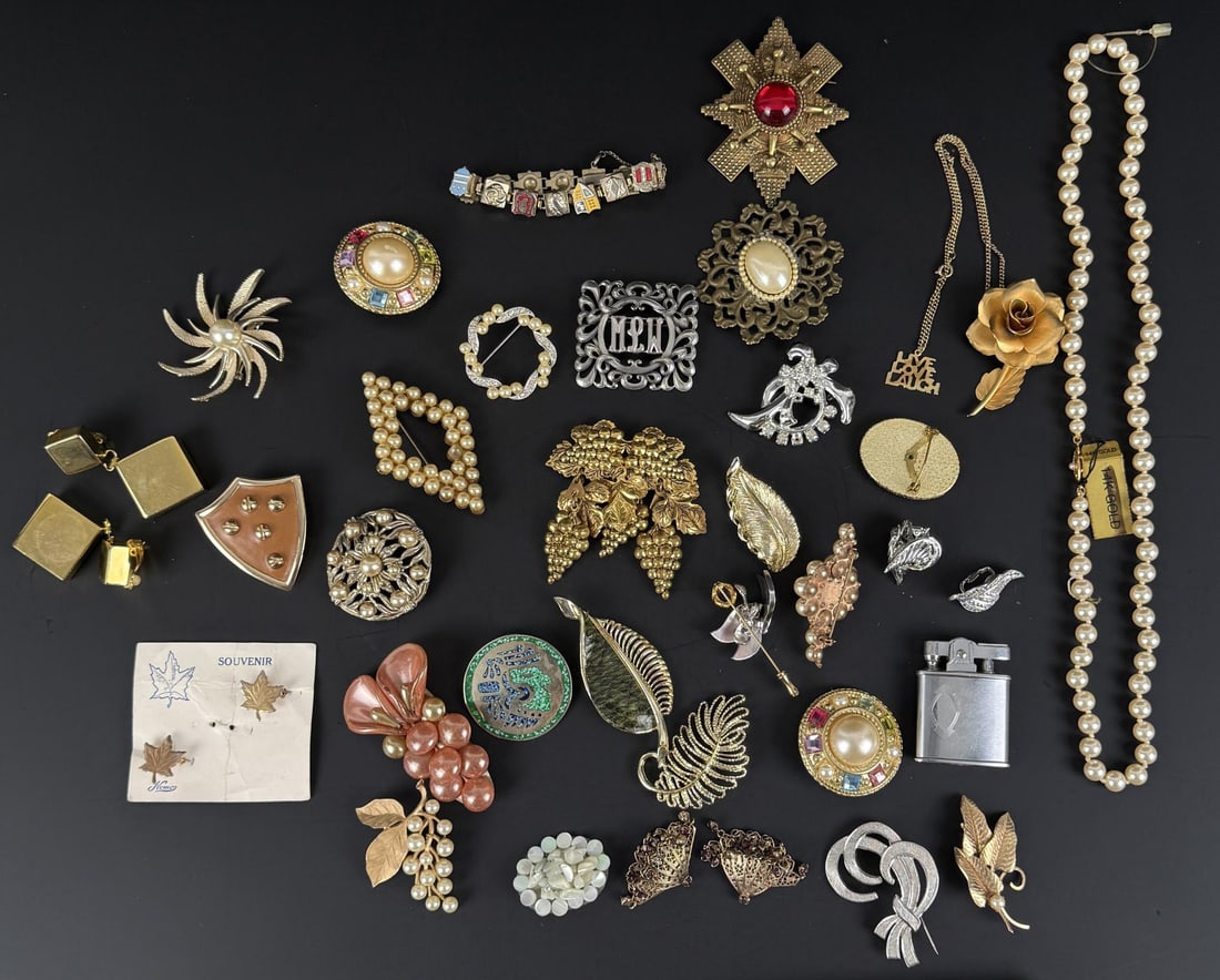 Collection of Costume Jewelry: Nice grouping