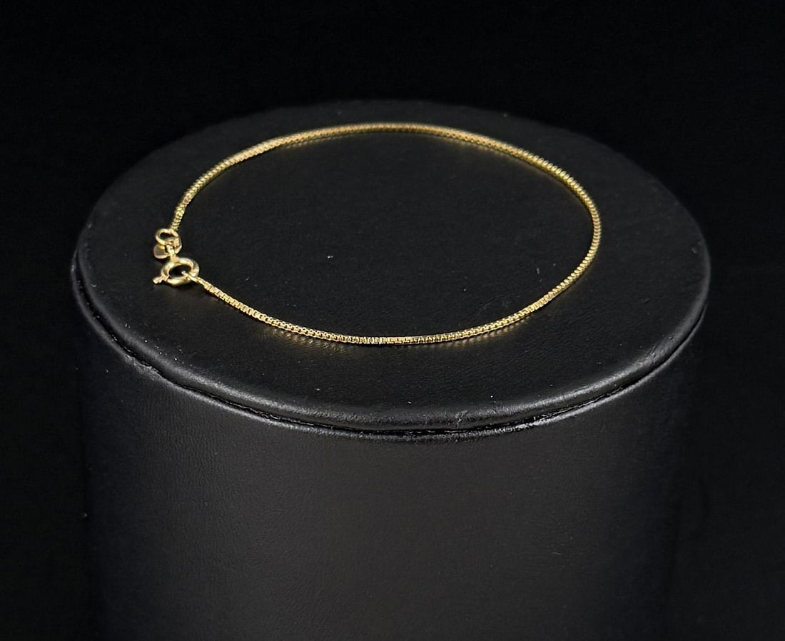 18k Gold Bracelet: 1.2 grams total weight. Lot requires payment via non credit card.