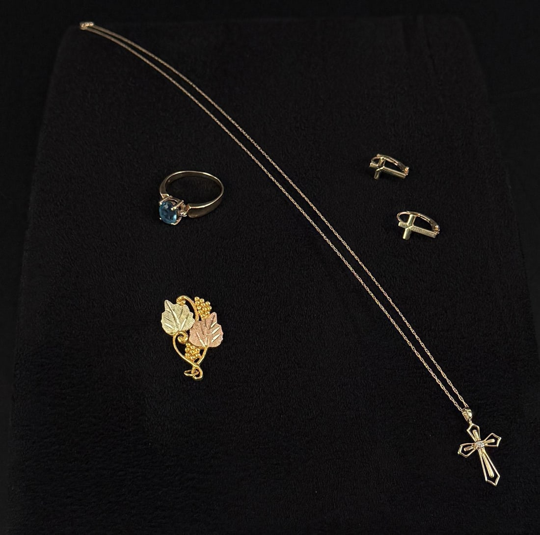 Collection of Mixed 10k 14k Gold Jewelry: 10k and 14k. 8.1 grams total weight. Lot requires payment via non credit card only.