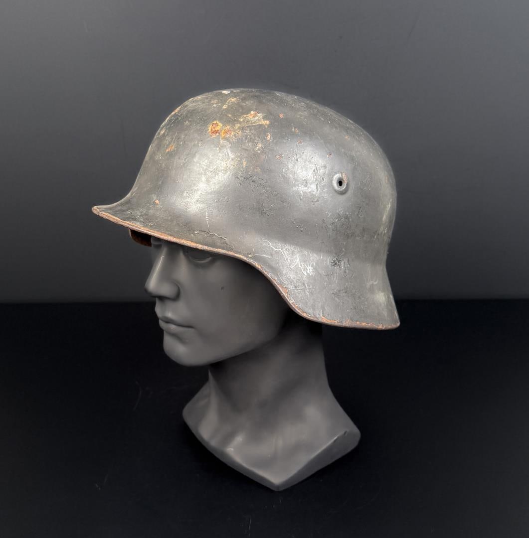 WW2 M40 German Army Heer Helmet: Liner has a number of names as shown.