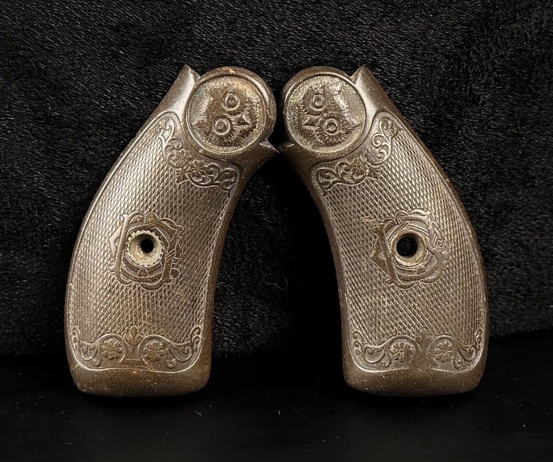 Iver Johnson Pistol Grips (1 of 4)