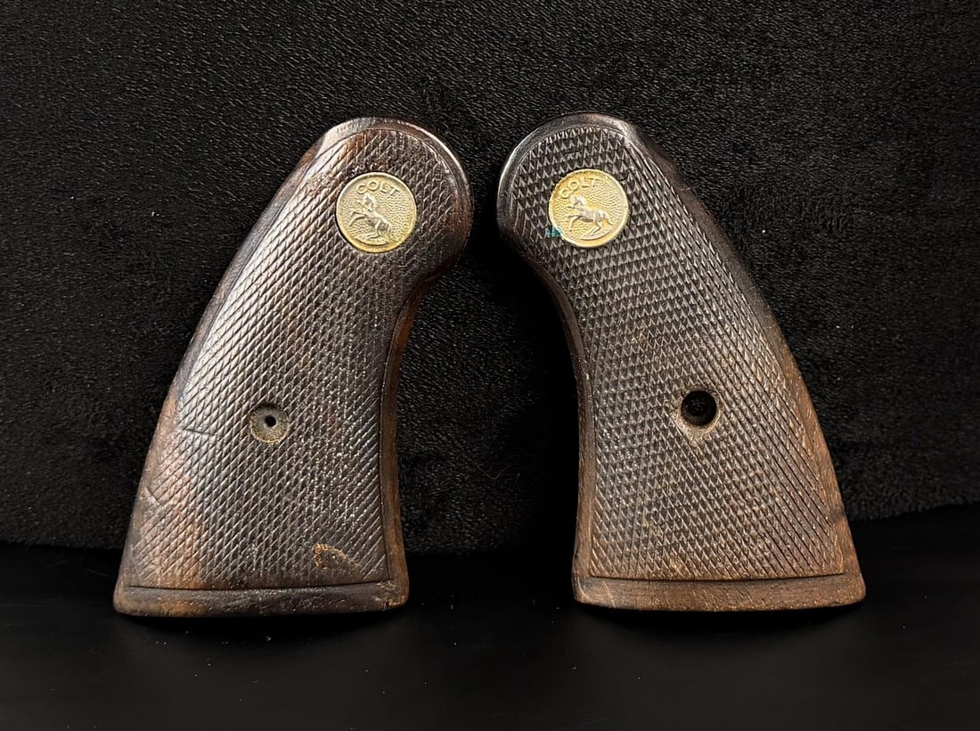 Colt Official Police Pistol Grips: No screw.