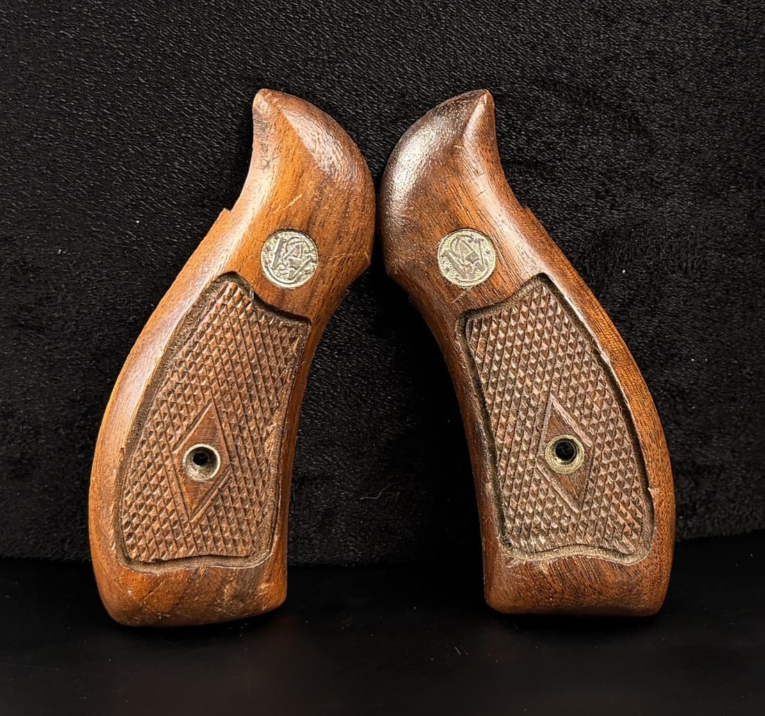 Smith & Wesson J Frame Diamond Magna Pistol Grips: No screw.