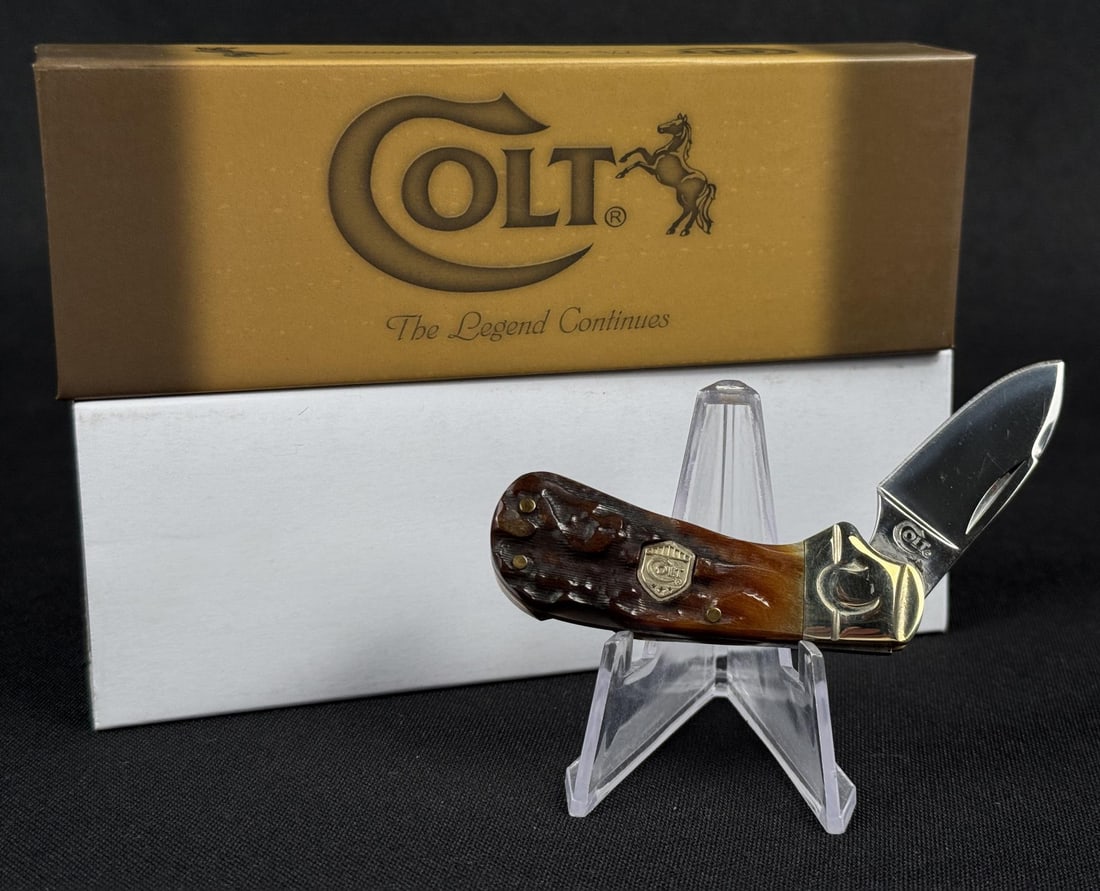 Colt CT324 Pocket Knife (1 of 6)