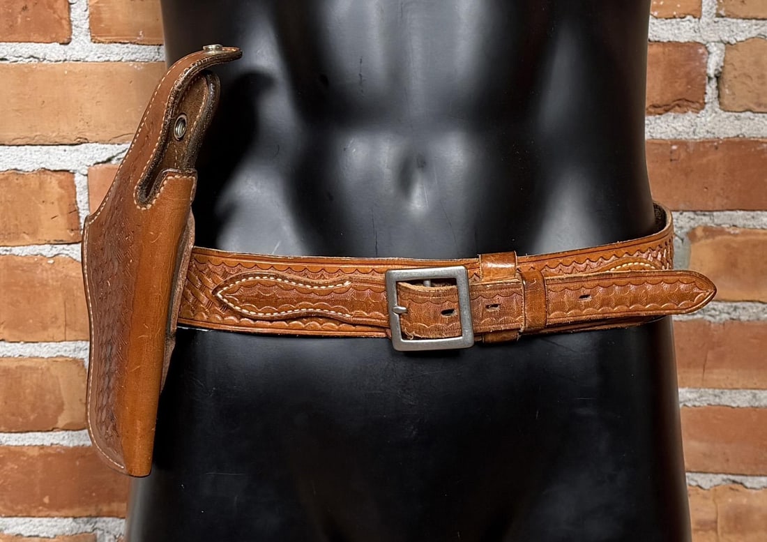Bianchi No 5BHL Colt Holster: Nice setup with belt.
