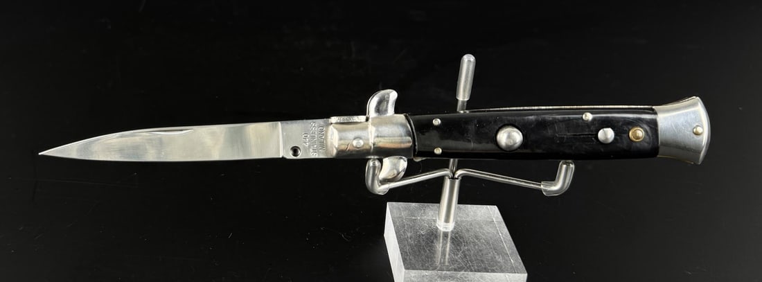 Switchblade Knife Montana Residents Only: No shipping outside of the state of Montana. Only for sale to Montana Residents. Anyone else bidding, who does not reside in the state will have their bidding privilege's revoked immediately.