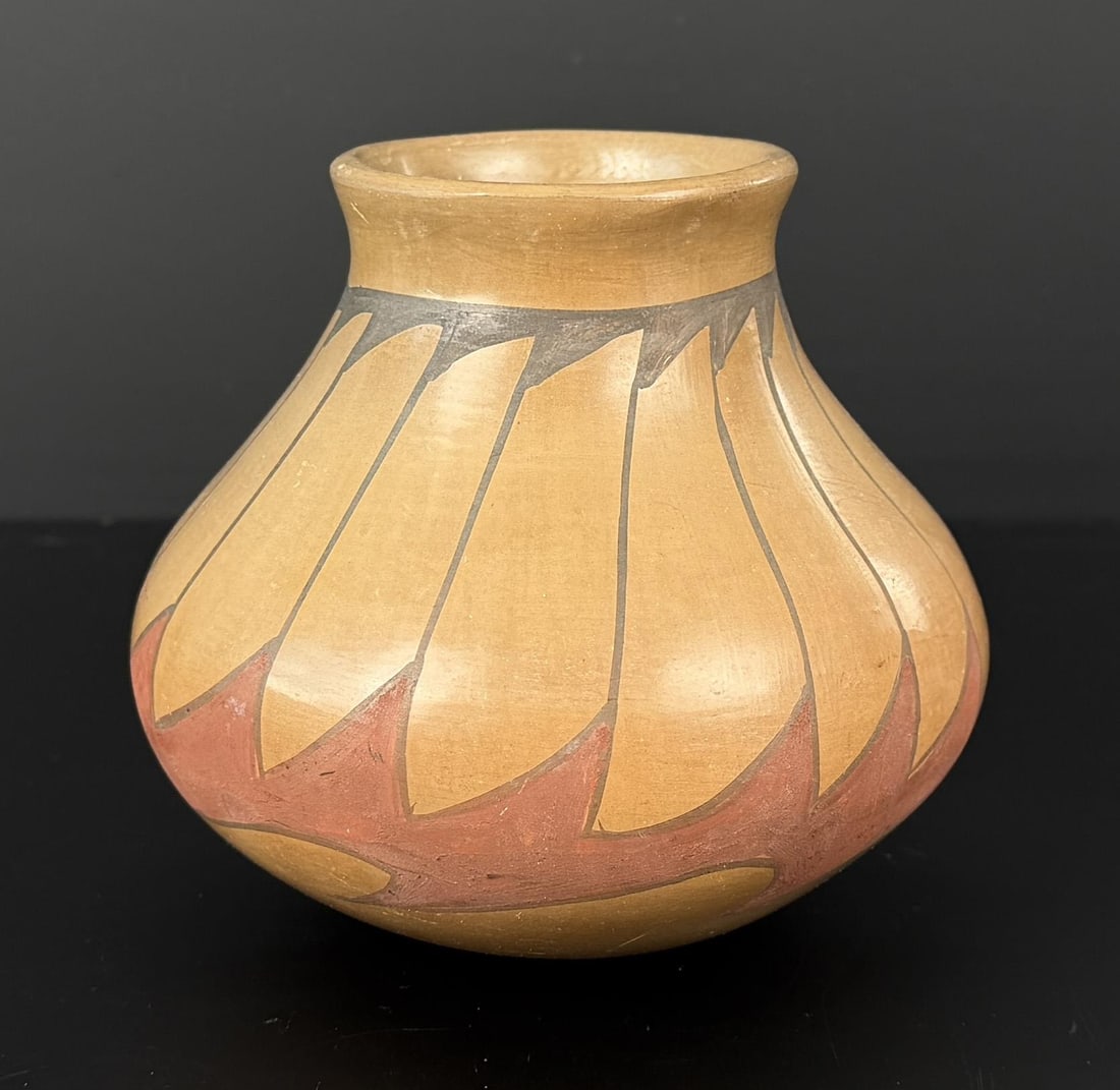 Mata Ortiz Pot: 5" diameter, 4 1/2" tall.
