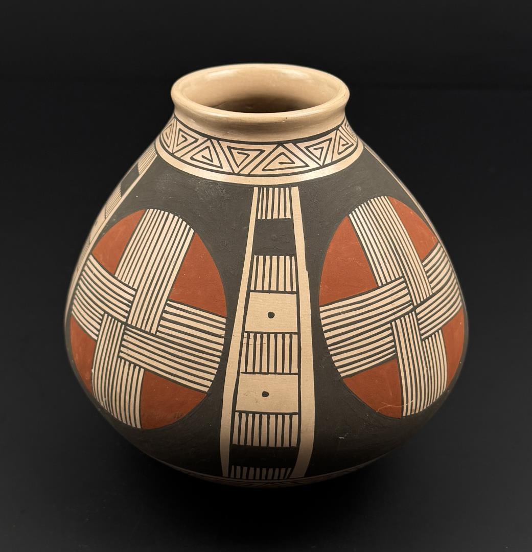 Mirna Hedez Mata Ortiz Pottery Vase (1 of 7)