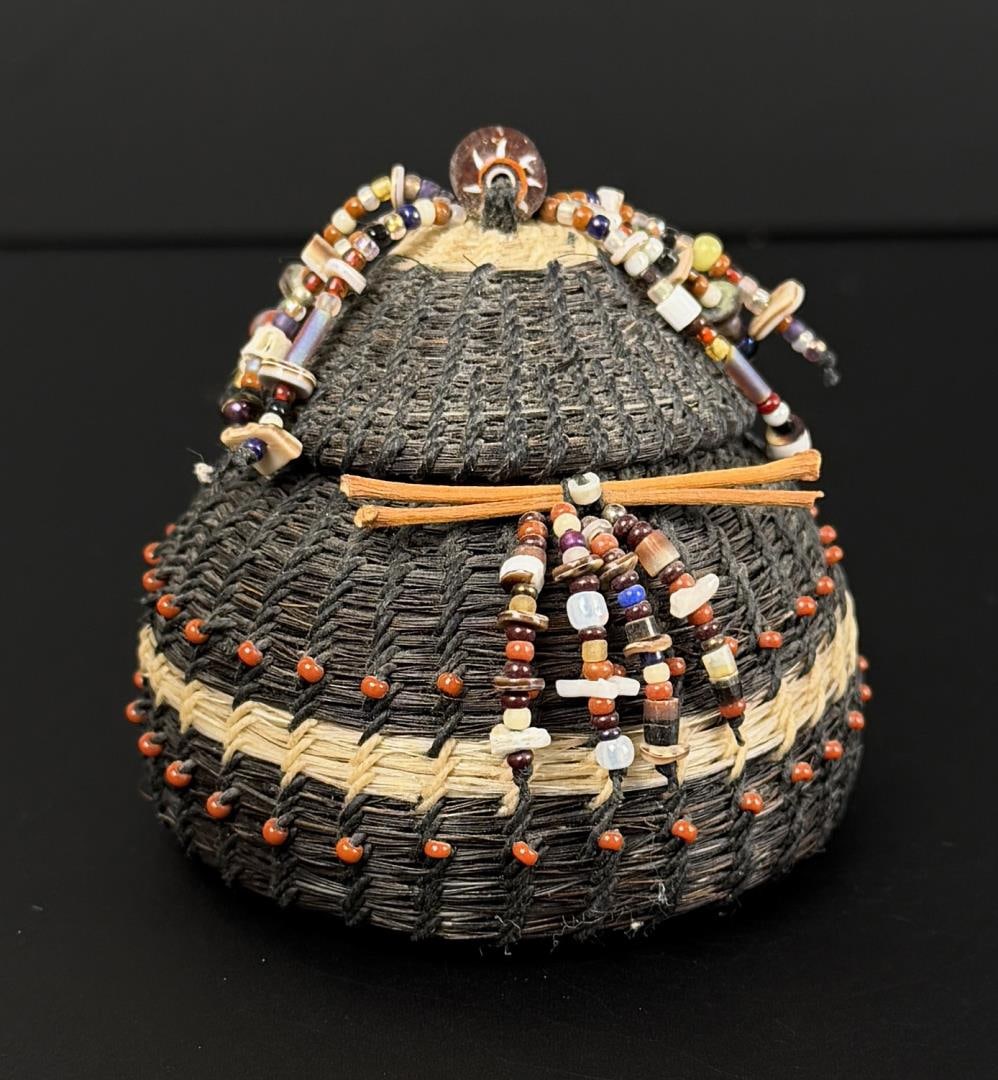 Linda Aguilar Chumash Indian Horsehair Basket (1 of 11)