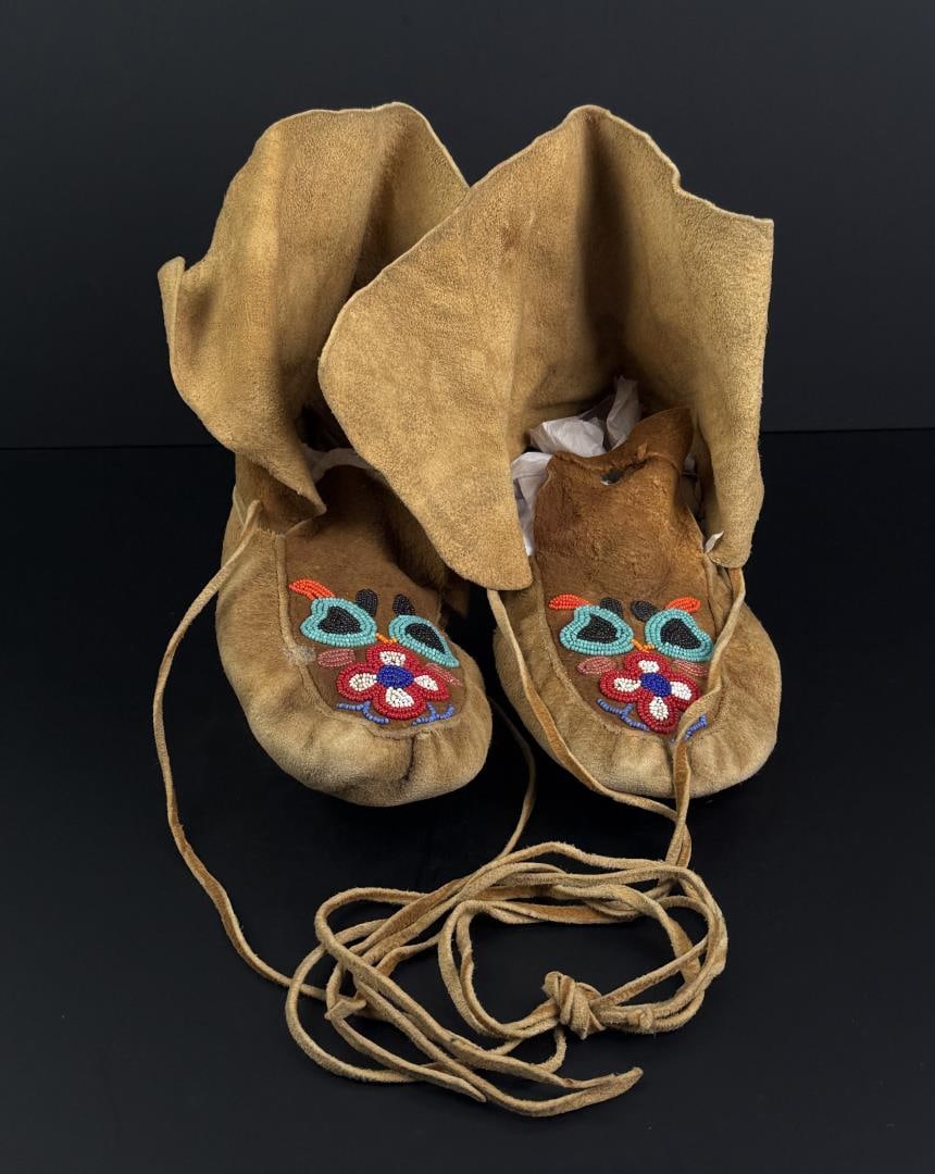 Cree Native American Indian Beaded Moccasins (1 of 8)