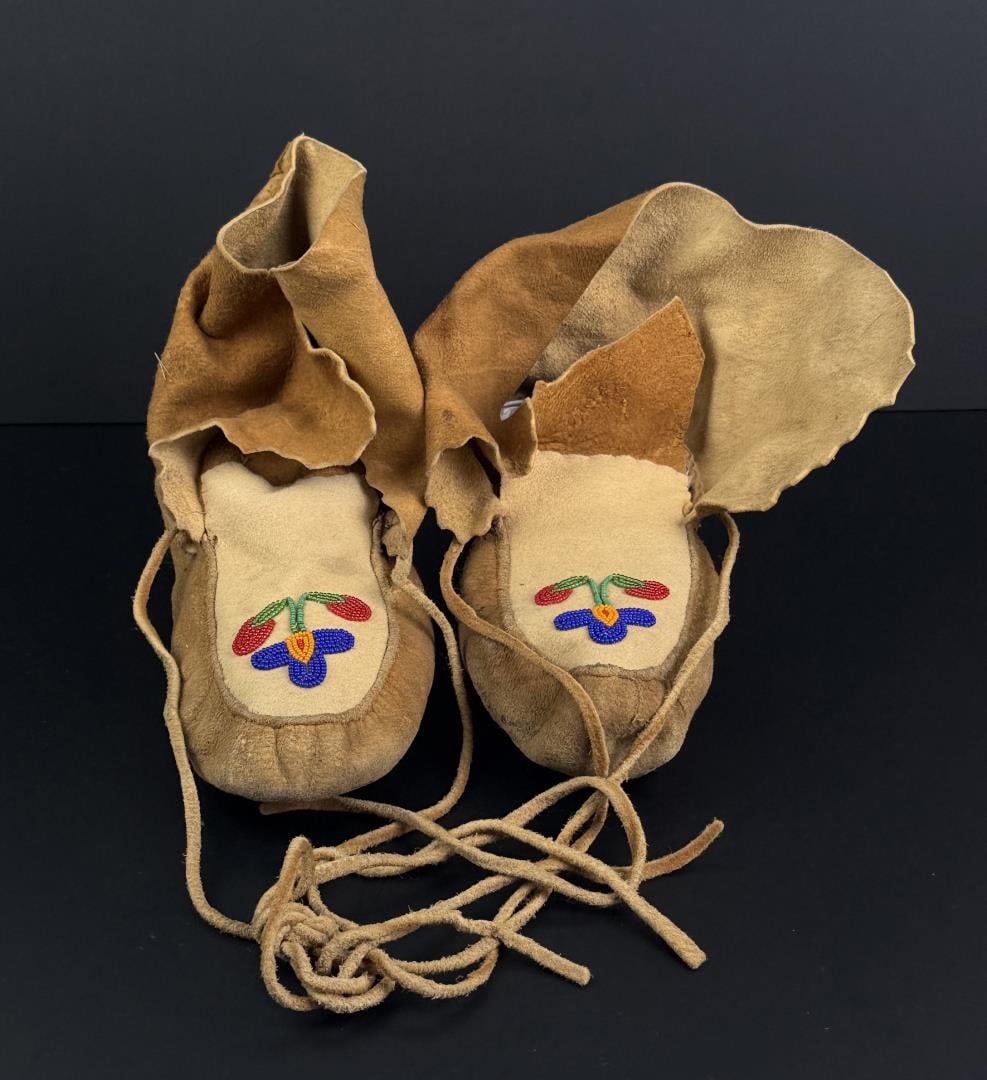 Cree Native American Indian Beaded Moccasins (1 of 6)