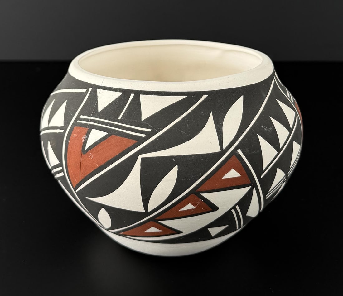 N Victorino Acoma Pueblo Jar (1 of 8)