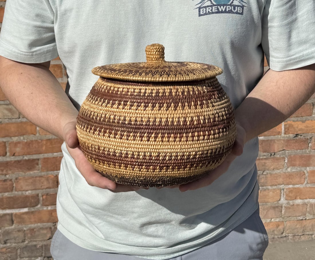 Yokuts Native American Indian Lidded Basket (1 of 8)