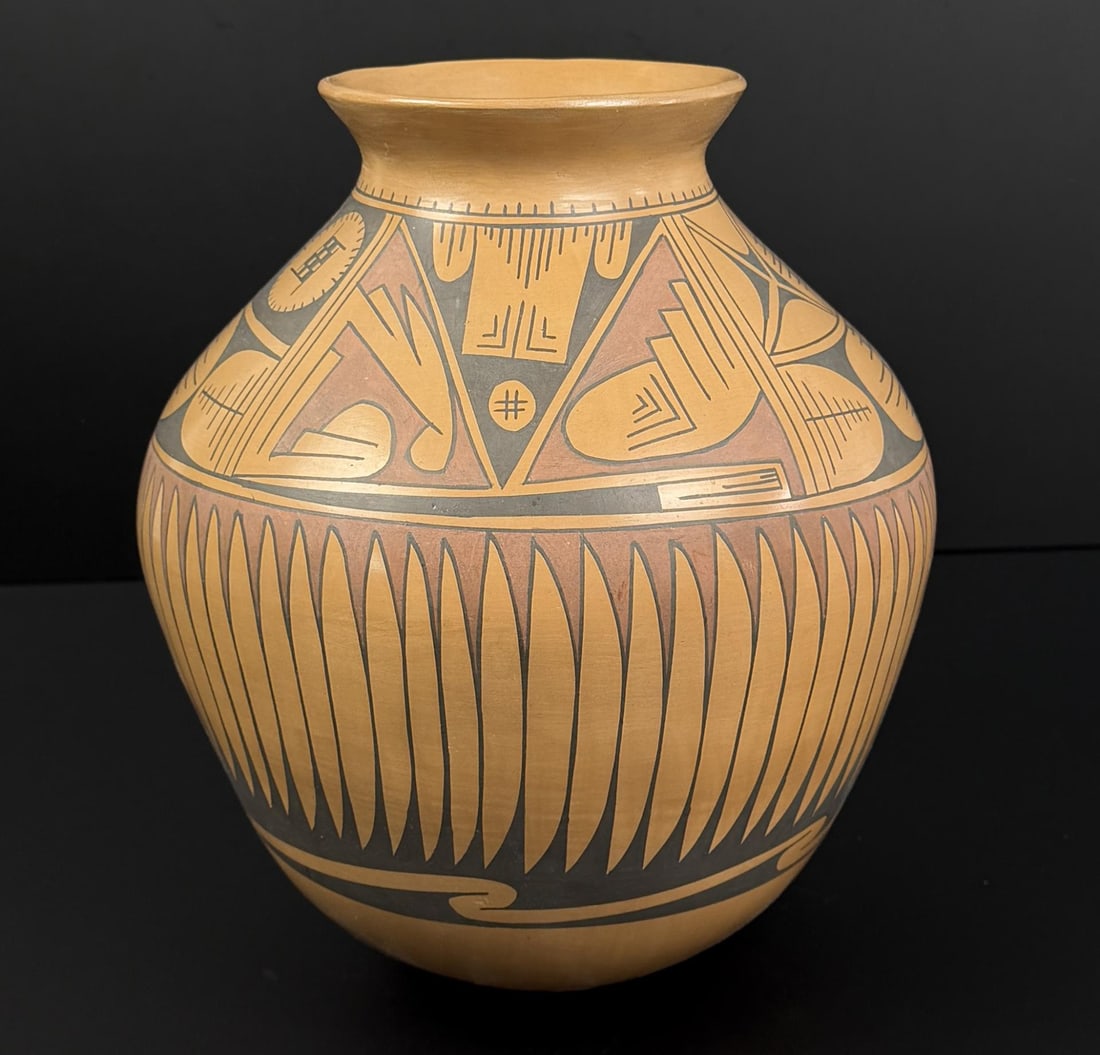 Rafael Silveira Mata Ortiz Pottery Jar (1 of 5)