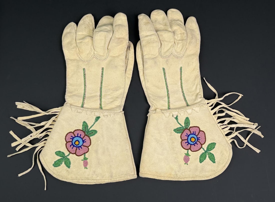 Plateau Native American Indian Beaded Gauntlets (1 of 5)