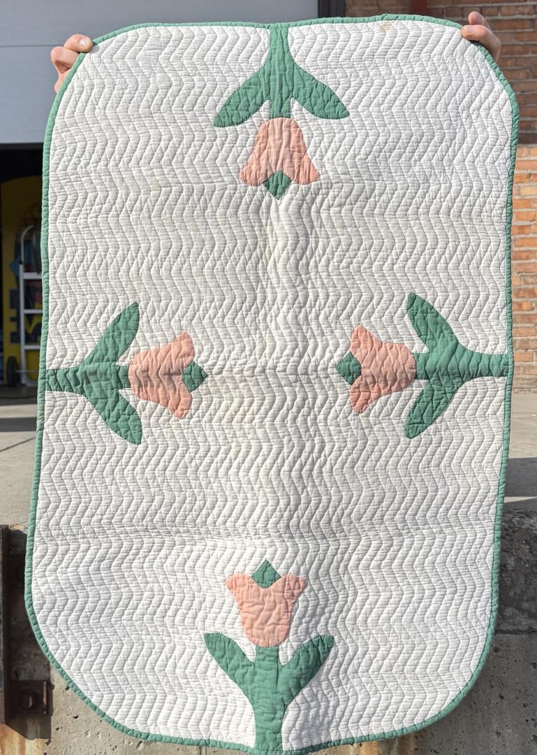 1930s Tulip Applique Quilt (1 of 3)