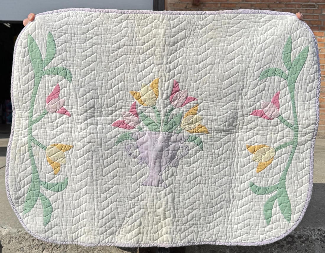 1930s Tulip Applique Quilt (1 of 3)