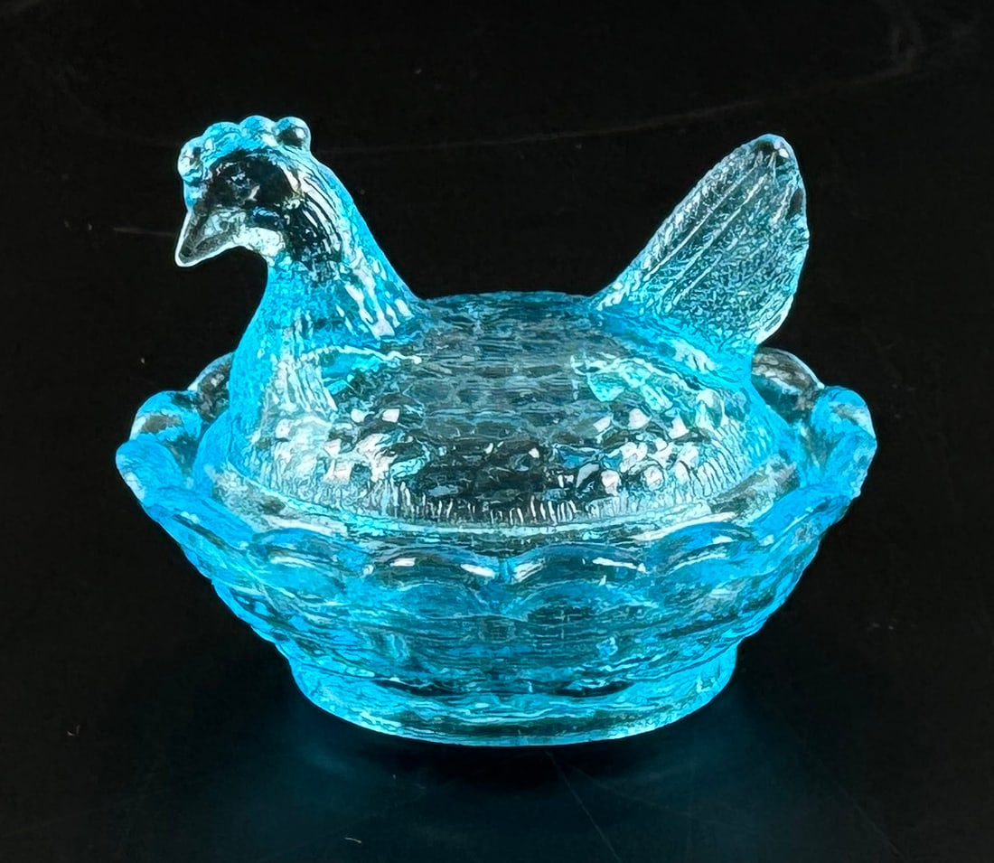 Boyd Glass Windsor Blue Chick Hen on Nest (1 of 5)