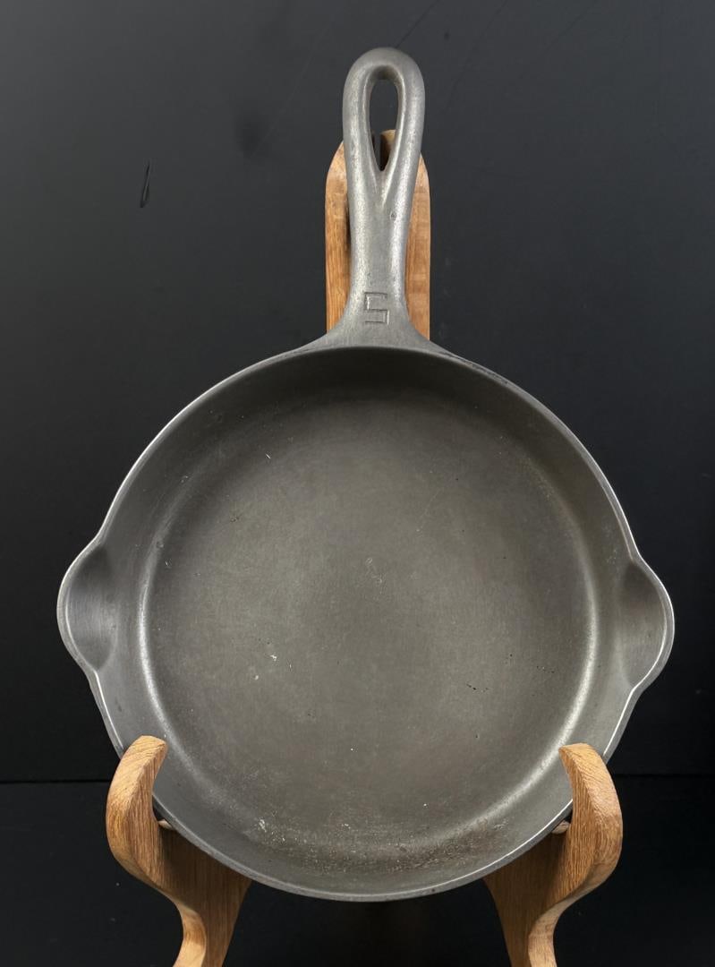 Griswold Victor #5 695 Cast Iron Skillet: Rare skillet. Cleaned and seasoned.