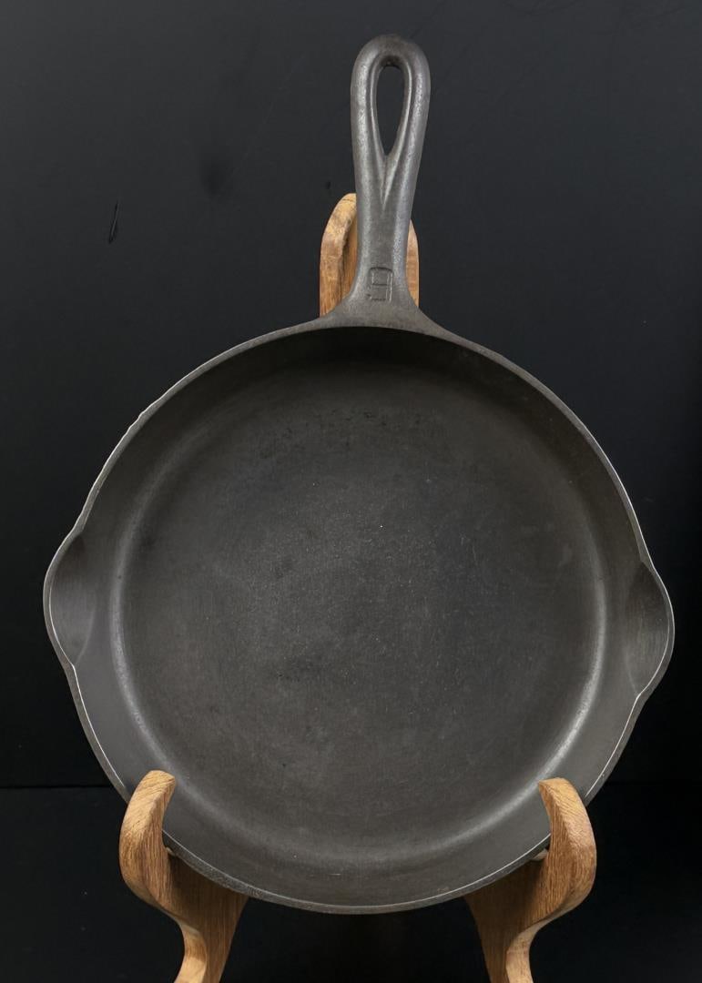Griswold Victor #6 697a Cast Iron Skillet: Nice skillet, cleaned and seasoned.
