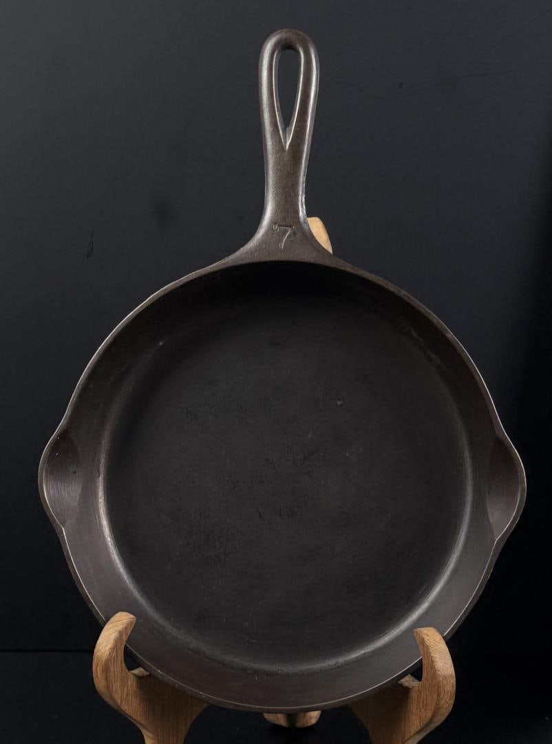 Griswold Victor #7 721b Cast Iron Skillet: Nice skillet, cleaned and seasoned.