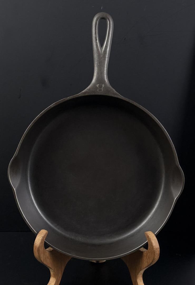 Griswold Victor #8 722B Cast Iron Skillet: Nice example, cleaned and seasoned.