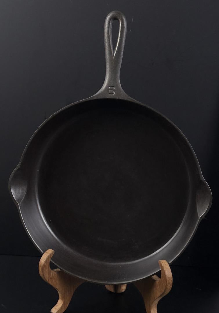 Griswold Victor #9 723b Cast Iron Skillet: Nice example, cleaned and seasoned.