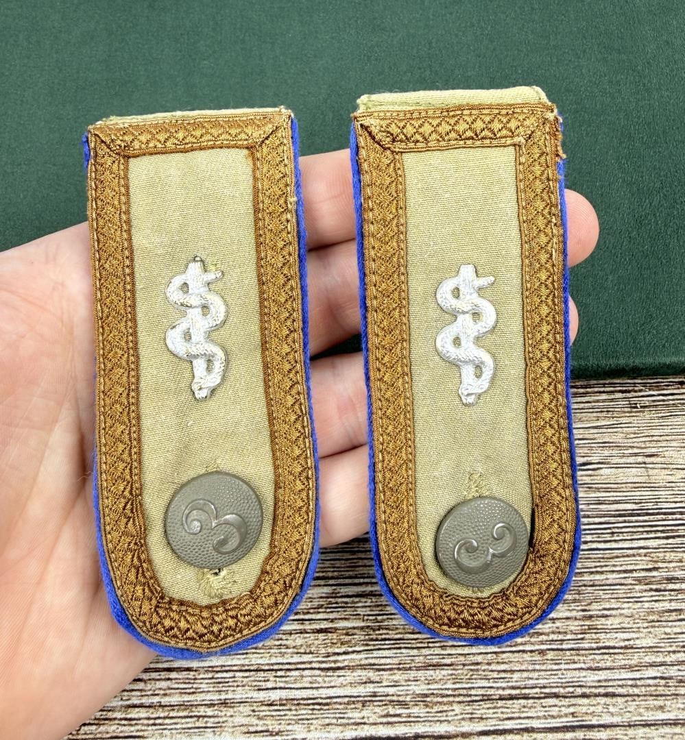 WW2 German Tropical DAK Shoulder Boards (1 of 3)
