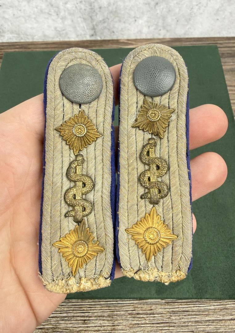 WW2 German Luftwaffe Medical Shoulder Boards (1 of 3)