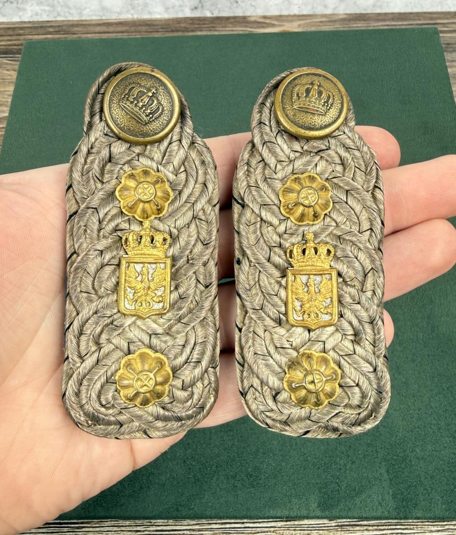 WW1 WWI Prussian Lieutenant Shoulder Boards: Prussian Oberstleutnant shoulder boards. Nice original set.