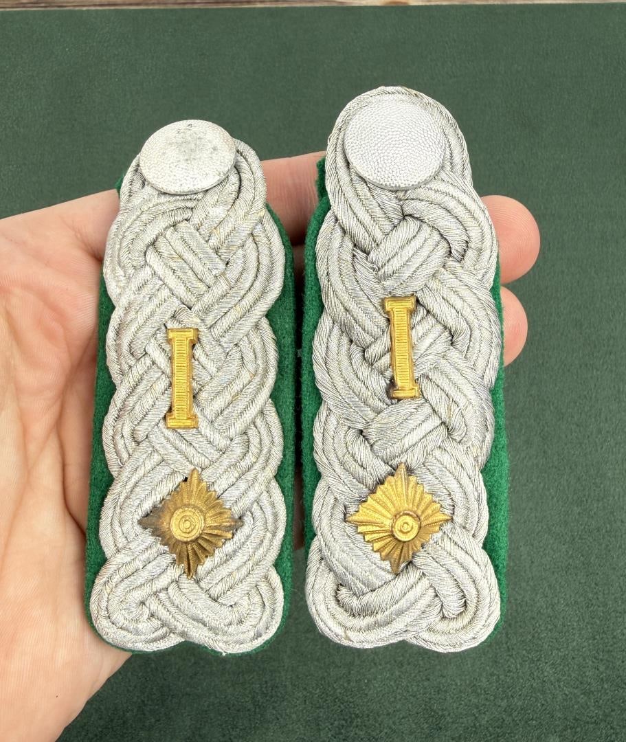 WW2 German Colonel Police Shoulder Boards: Schutzpolizei Oberst shoulder boards. Nice original set.