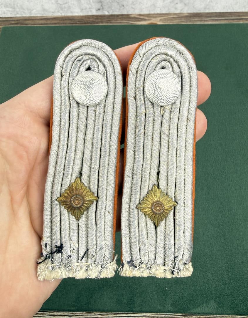 WW2 German Gendarmerie Shoulder Boards: Oberleutnant, first lieutenant shoulder boards. Nice original set.