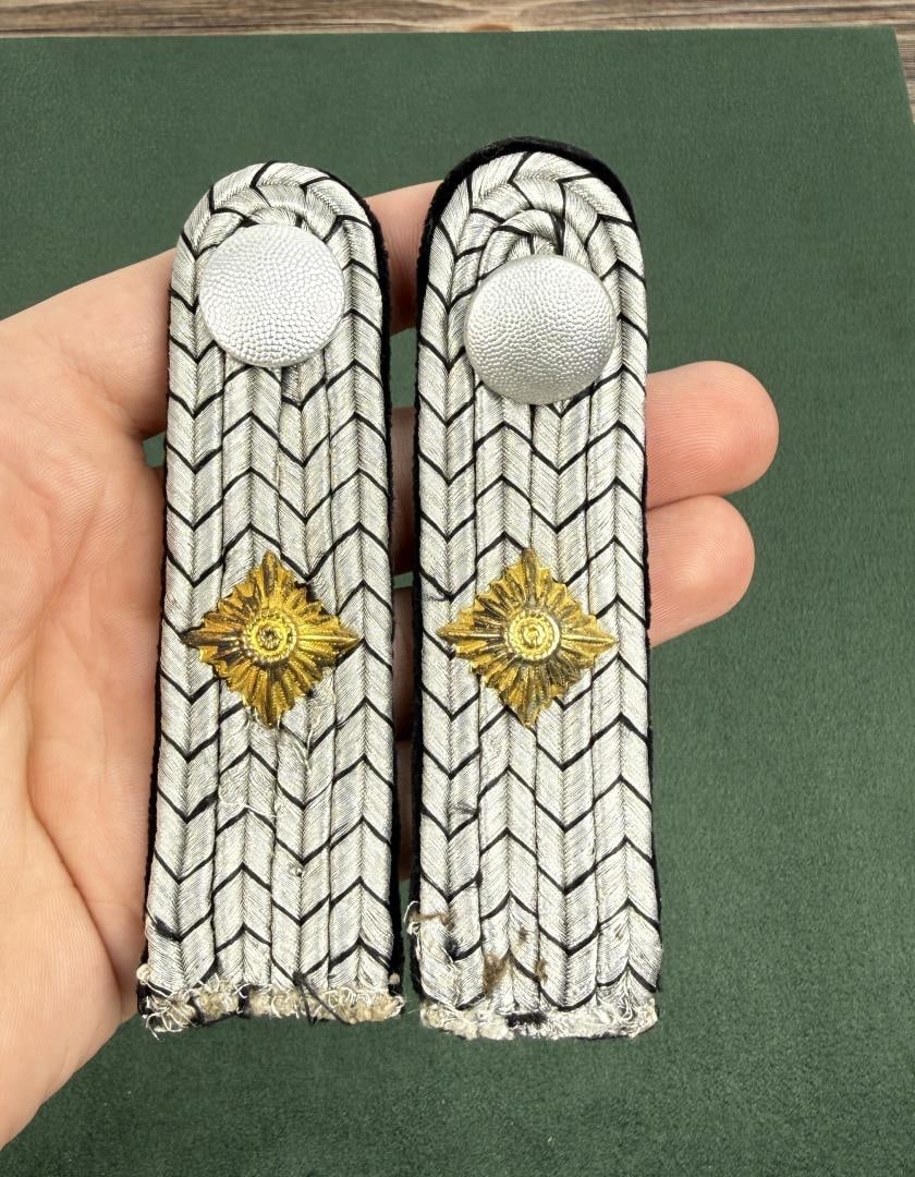 WW2 German BahnSchutzpolizei Shoulder Boards: BahnSchutzpolizei Railway Police department head shoulder boards. Nice original set.