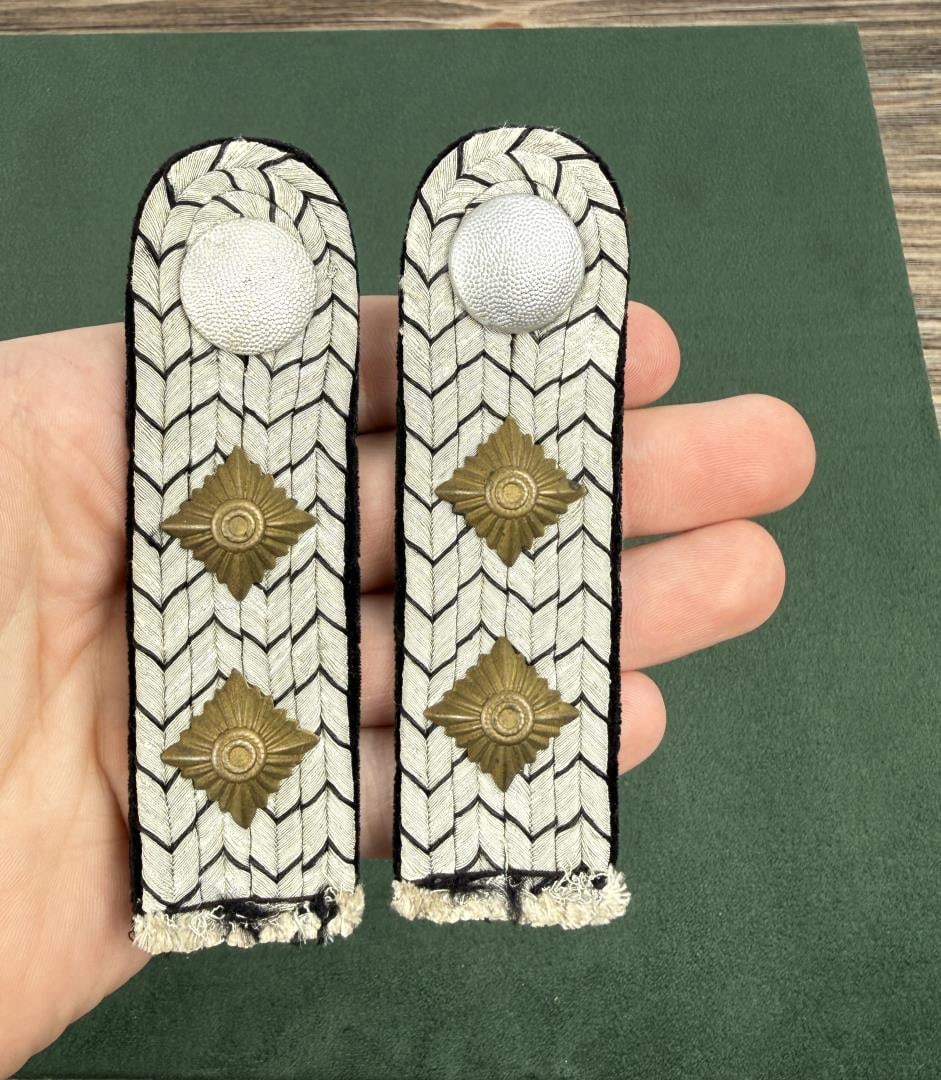 WW2 German BahnSchutzpolizei Shoulder Boards (1 of 3)