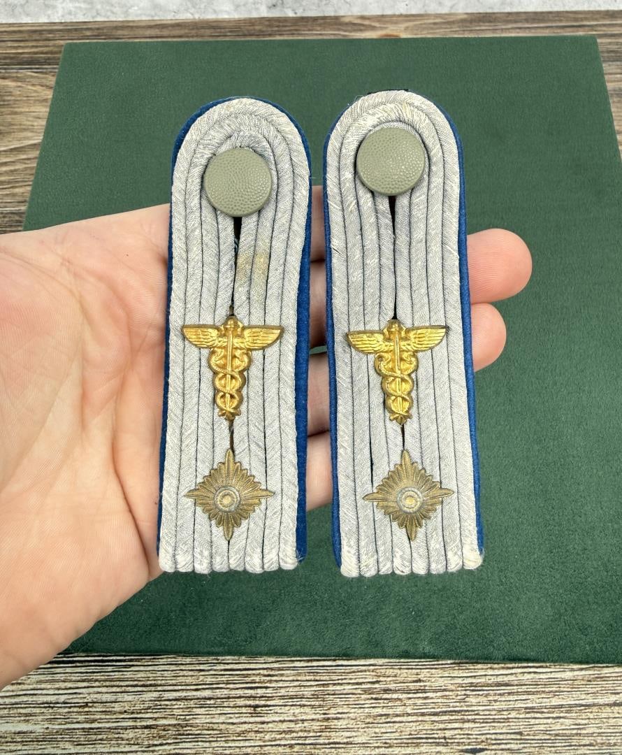 WW2 German Luftwaffe Administrative Shoulder Board: Oberleutnant, first lieutenant, administrative official. Nice original set.