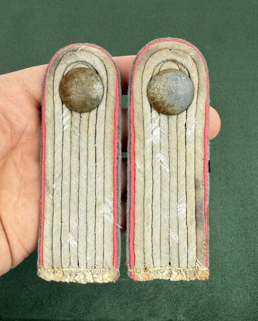 WW2 German Heer Artillery Shoulder Boards: Hauptmann der Reserve, captain. Nice original set.