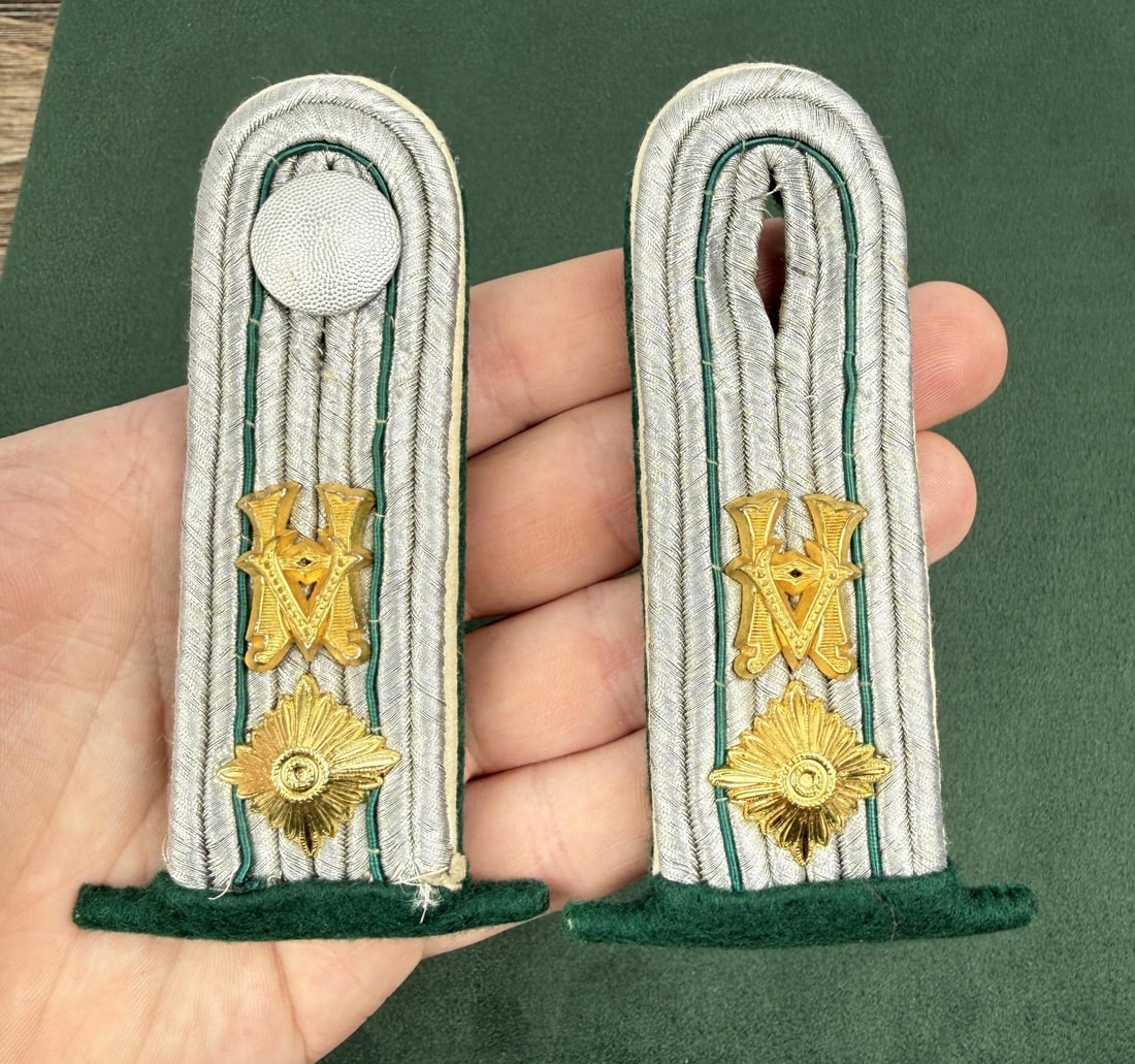 WW2 German Sonderfuhrer Paymaster Shoulder Boards: Beamter auf Kriegsdauer. Nice original set.